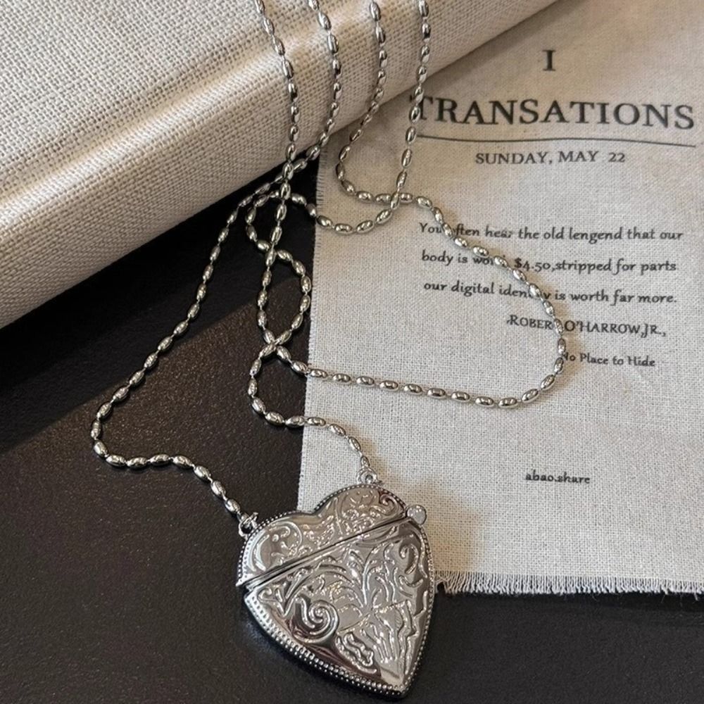 Openable Heart Locket Necklace - Luxury Lifestyle Photography recension och pris