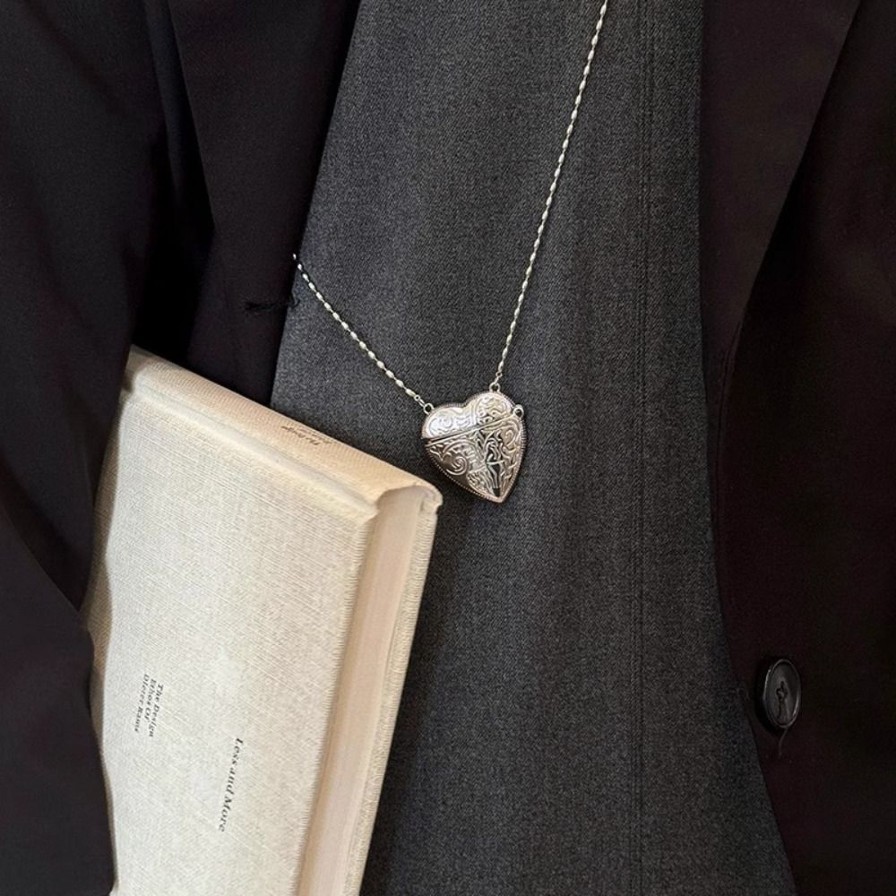 Openable Heart Locket Necklace - Luxury Lifestyle Photography recension och pris