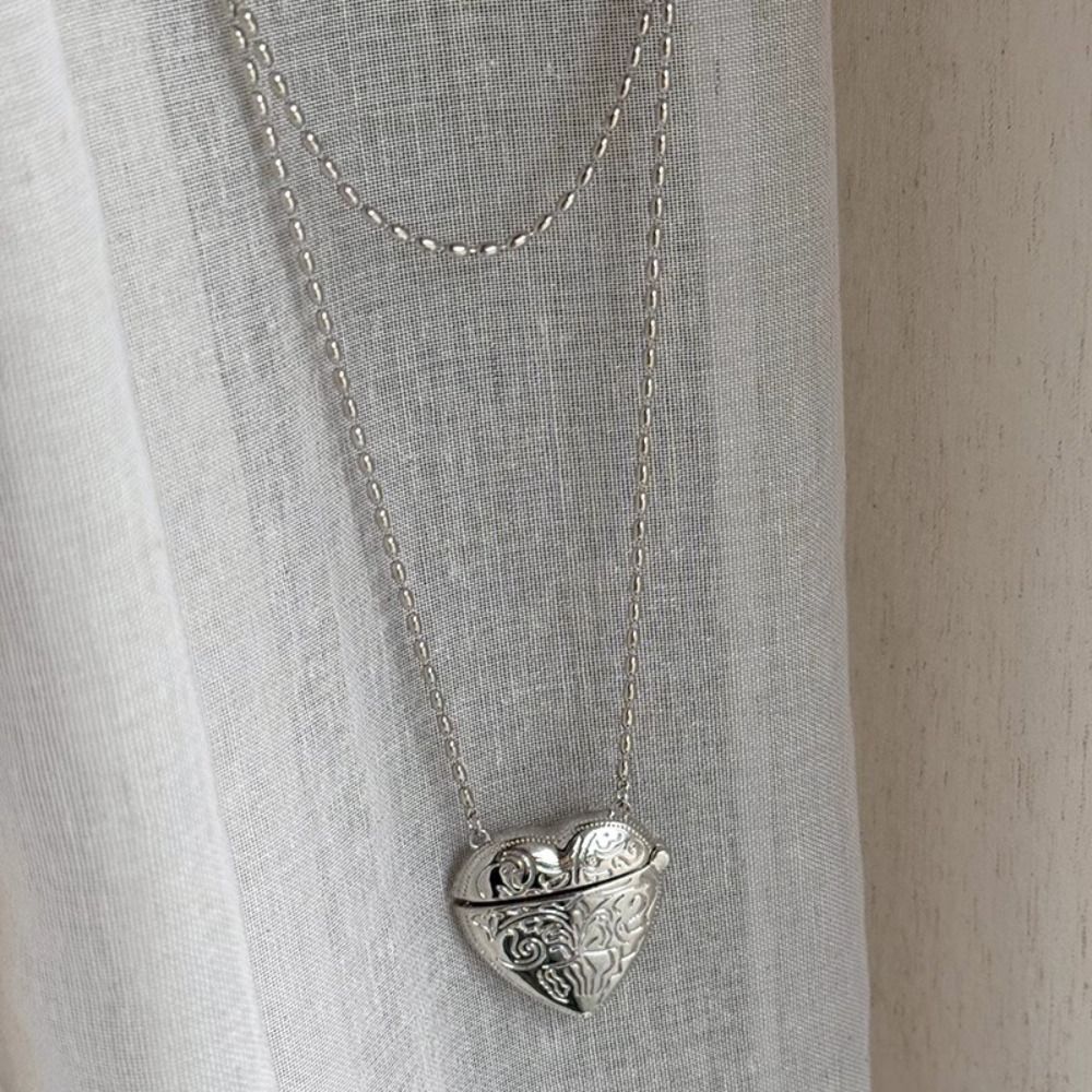 Openable Heart Locket Necklace - Luxury Lifestyle Photography recension och pris