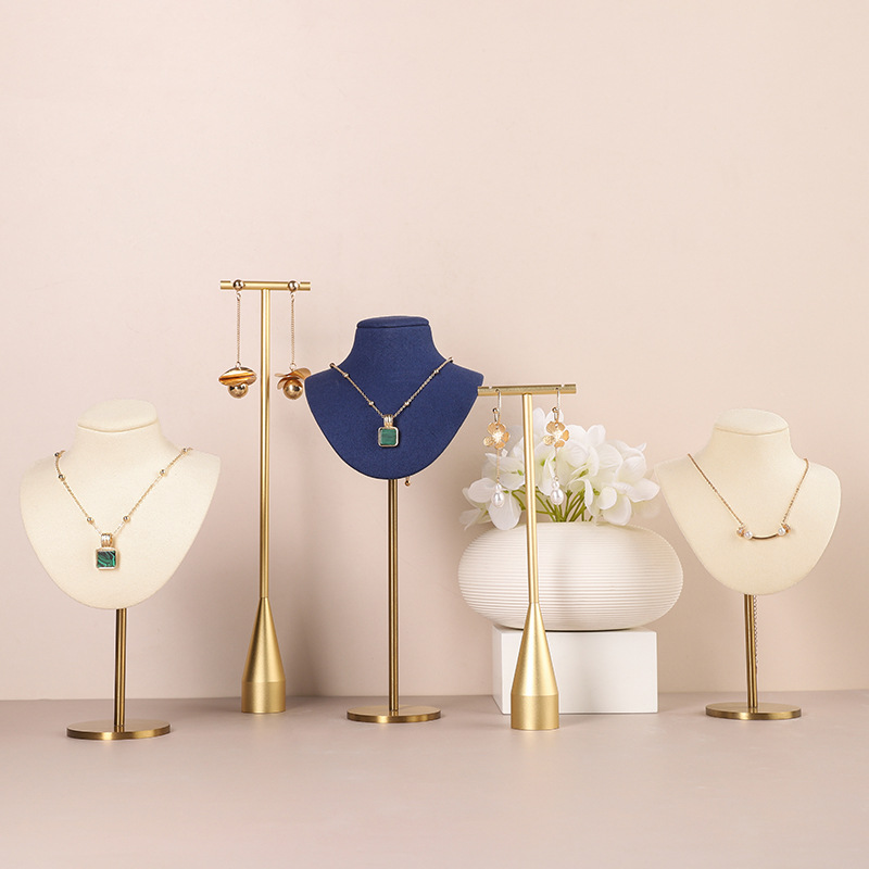 Luxury Velvet Jewelry Display  - Luxury Lifestyle Photography recension och pris